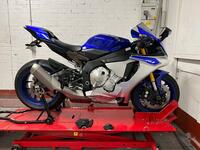 YAMAHA R1